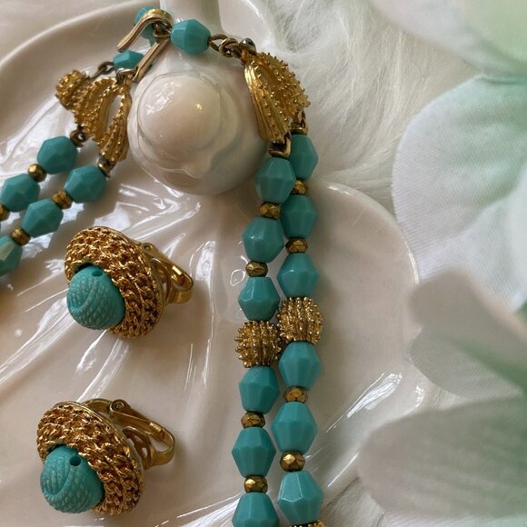 TRIFARI FAUX TURQUOISE BEADED CLIP EARRINGS & MULTI-STRAND NECKLACE - Picture 6 of 11